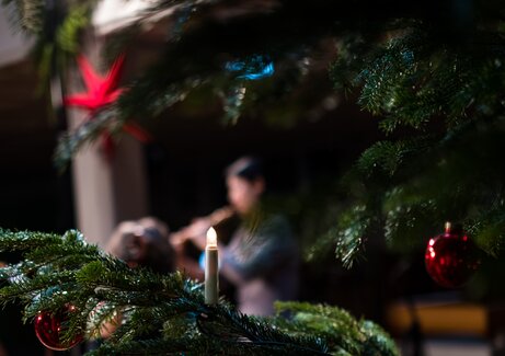 Foto des Adventskonzerts 2021 im Foyer der Hochschule