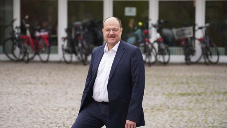 Rektor Ludwig Holtmeier vor dem Hauptgebäude der Hochschule für Musik Freiburg
