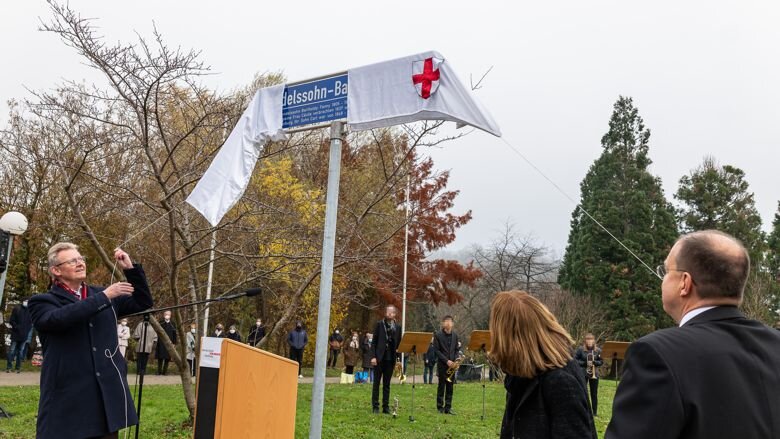 Während der Jubiläumsfeier enthüllte der Erste Bürgermeister der Stadt Freiburg, Ulrich von Kirchbach, das neue Schild „Mendelssohn-Bartholdy-Platz“.