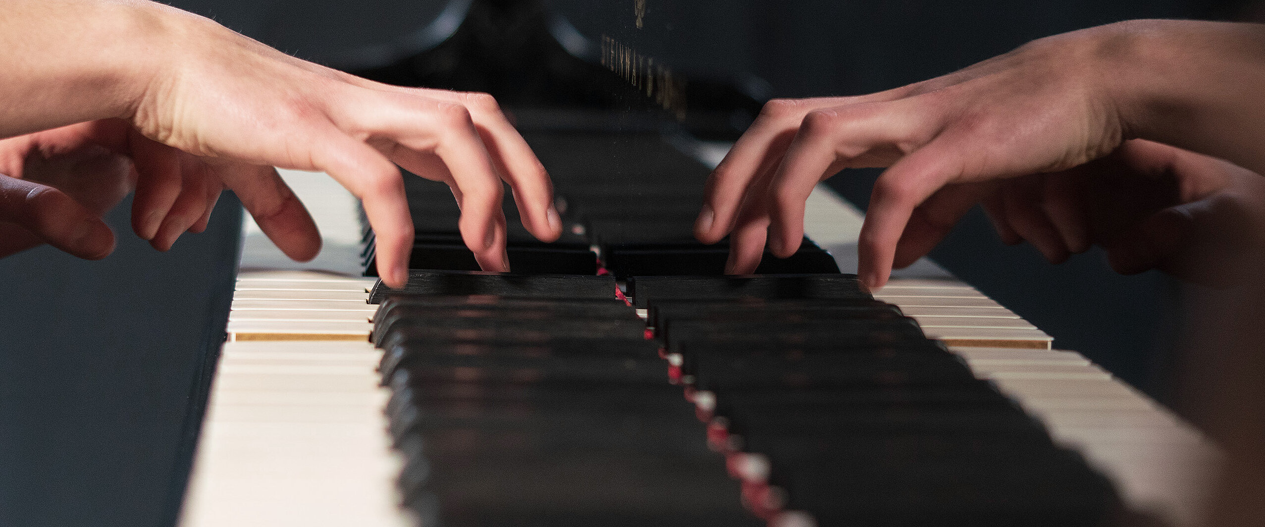 Hände auf einer Klaviatur