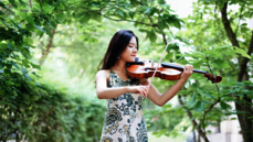 Yuchen Tao spielt Viola im Wald