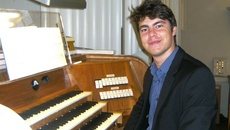 David Kiefer vor einer Orgel