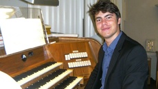 David Kiefer sitzt vor einer Orgel