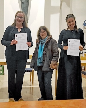 Das Gewinnerinnen-Duo des Kurt-Boßler-Orgelwettbewerbs 2021 mit Irmela Boßler