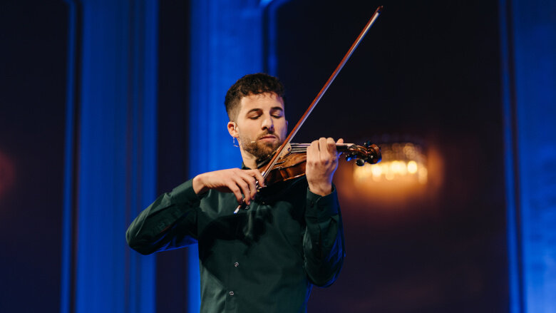 Der Violinist Simone Schermi spielt Geige