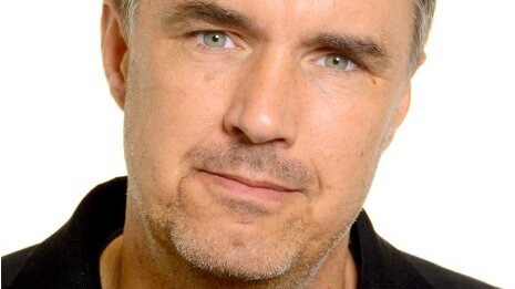 Man sieht das Gesicht von Sebastian Jakob. Er trägt ein schwarzes Hemd.