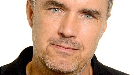 Man sieht das Gesicht von Sebastian Jakob. Er trägt ein schwarzes Hemd.