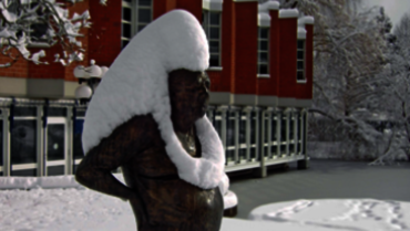 Skulptur vor der MHS mit Schnee bedeckt