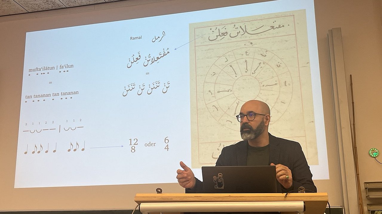 Salah Eddin Maraqa am Rednerpult während einer Vorlesung