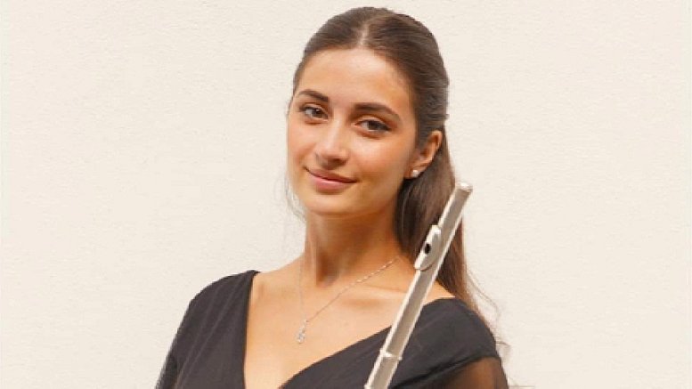 Elena Bertoli mit Querflöte