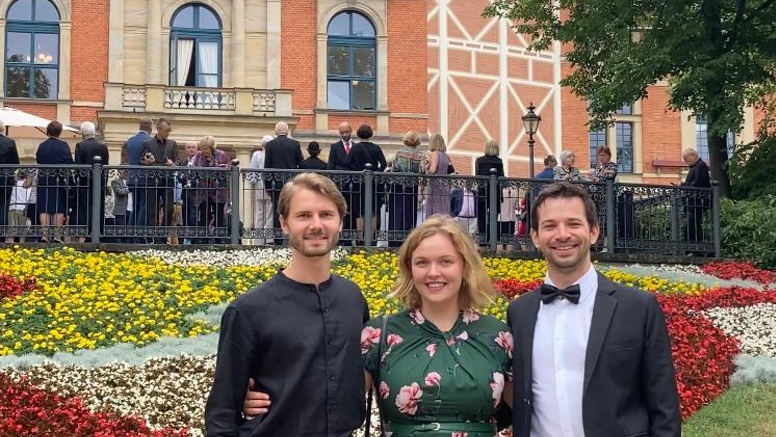 Die drei Stipendiaten vor dem Festspielhaus Bayreuth