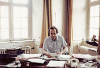 Johann Georg Schaarschmidt hinter seinem Schreibtisch