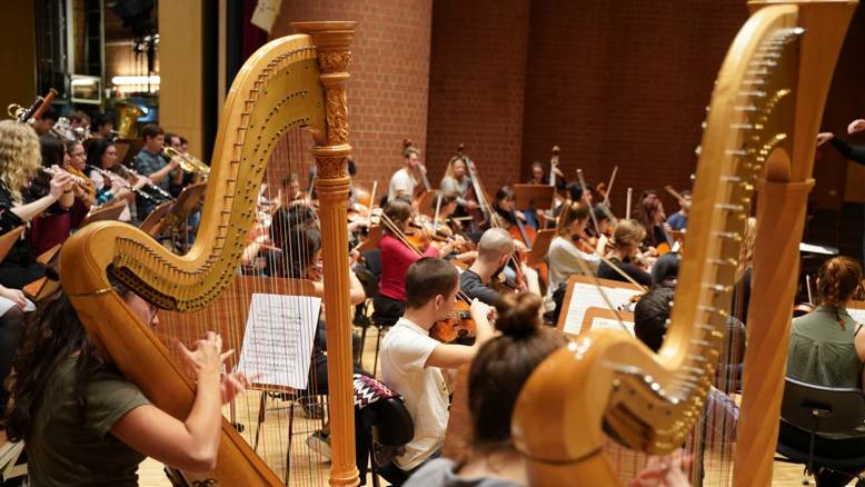 Studierende des Hochschul-Orchester proben im Konzertsaal