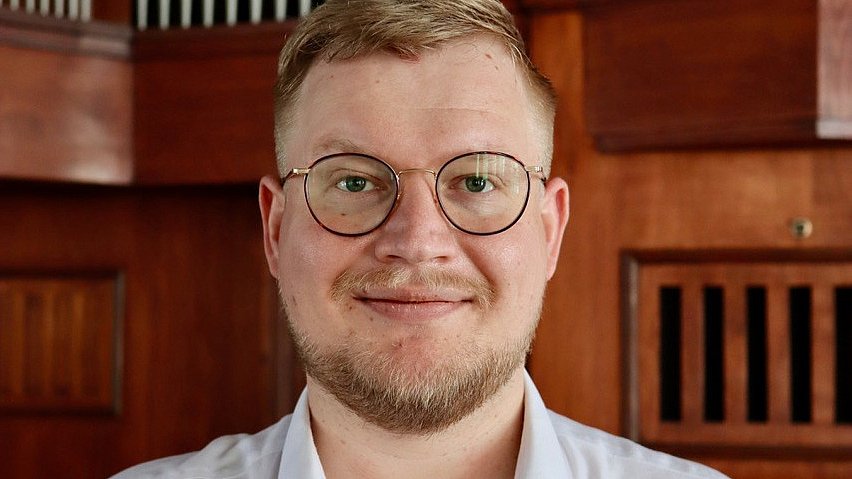 Marius Raba vor einer Orgel