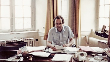 Johann Georg Schaarschmidt hinter seinem Schreibtisch