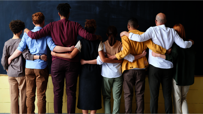 Gruppe Menschen die zur Wand schauen