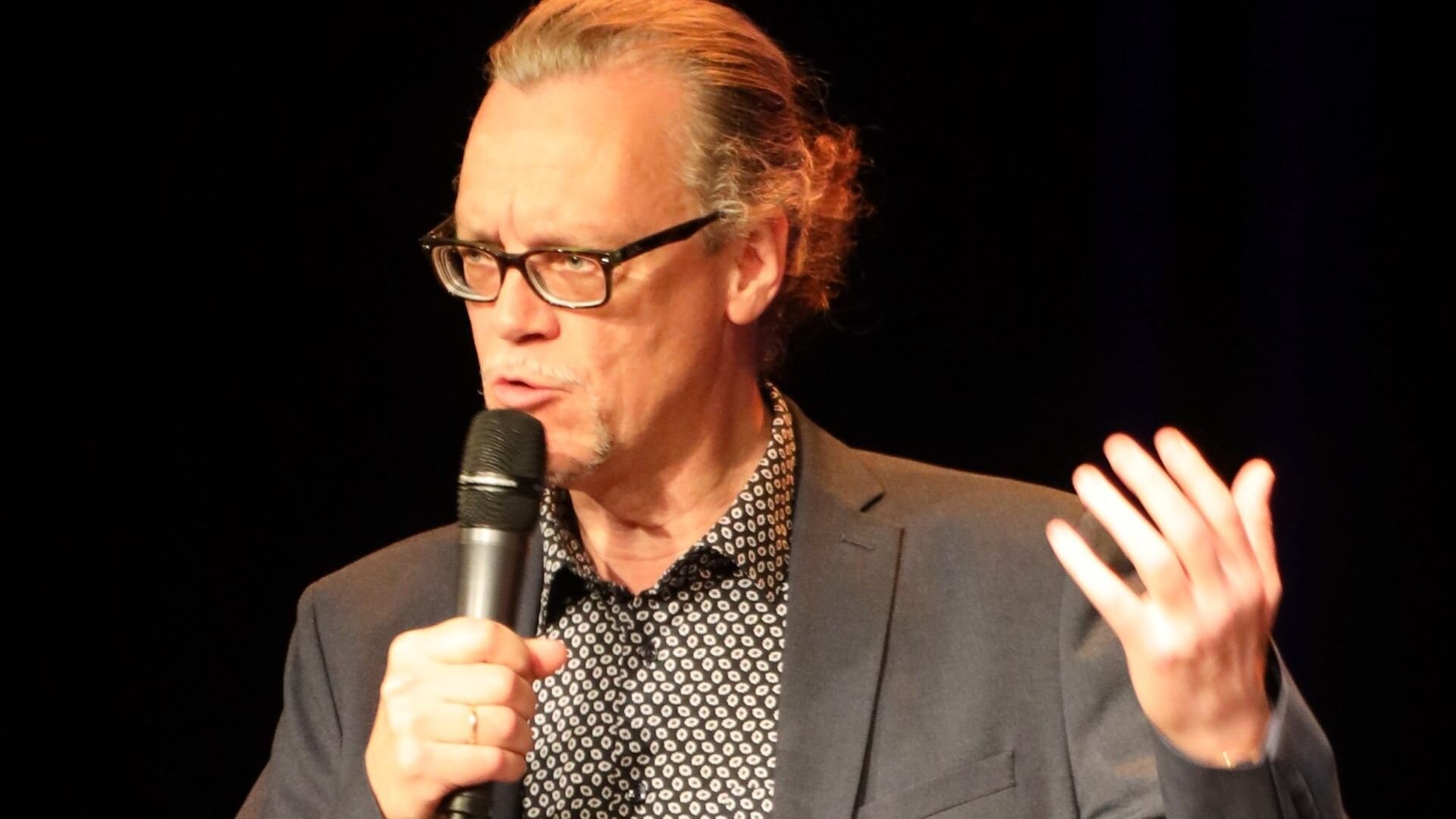 Rainer Nonnenmann mit Mikrofon