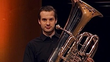 Dorian Kraft mit einer Tuba in der Hand