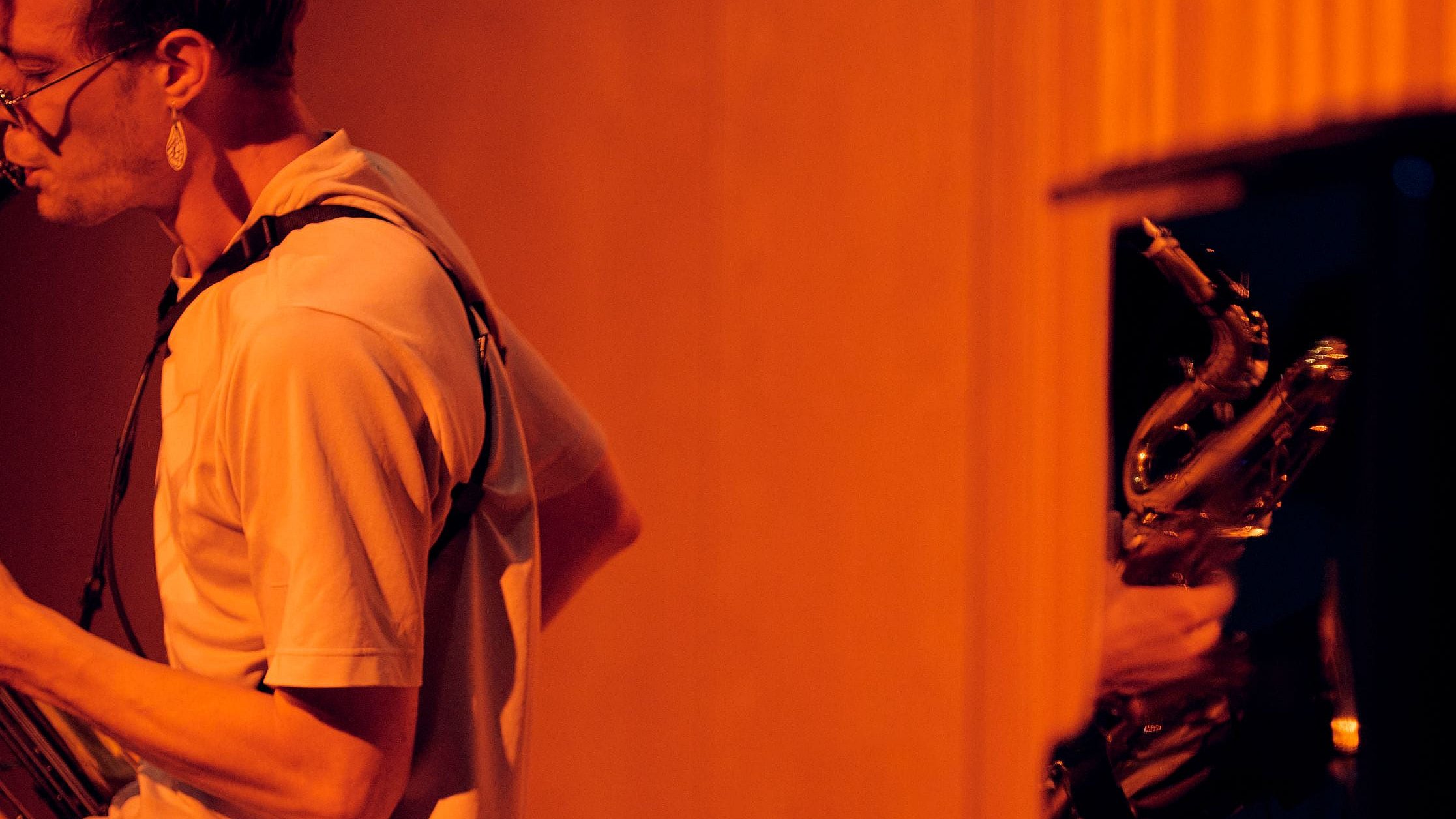 Ein Saxophonist spielt auf seinem Instrument.