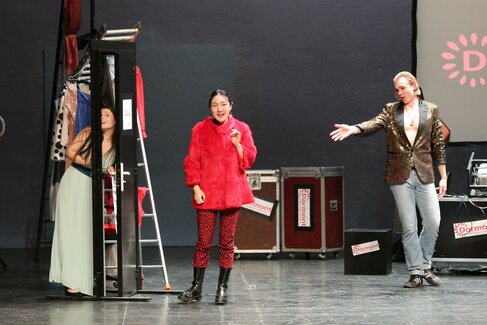 Szene aus der Oper, Sängerin lauscht hinter einer Tür