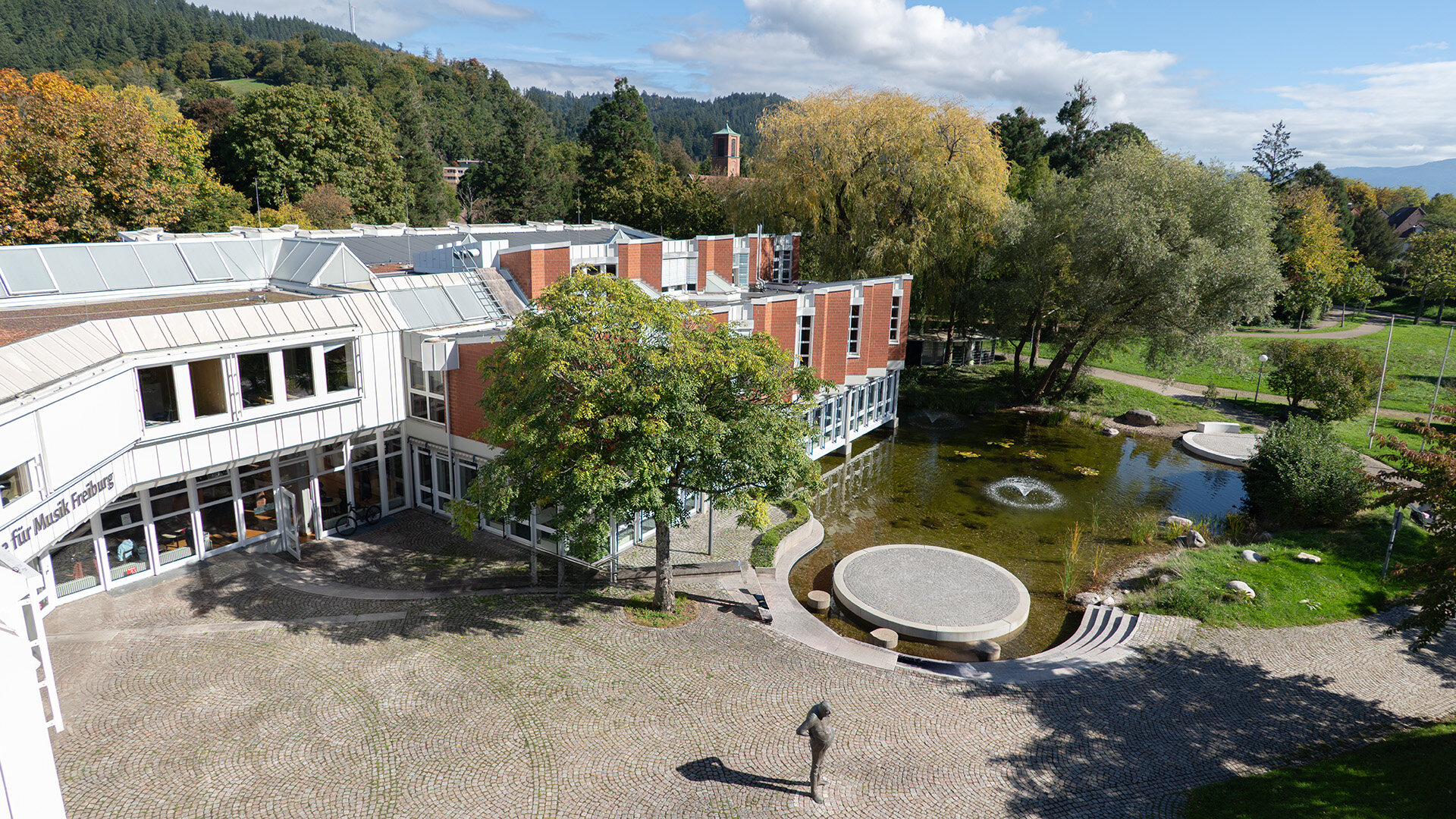 Der Vorplatz des Hauptgebäudes der Hochschule