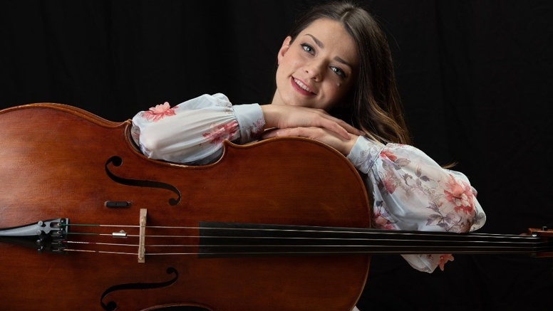 Die Cellistin Romana Šimbera 