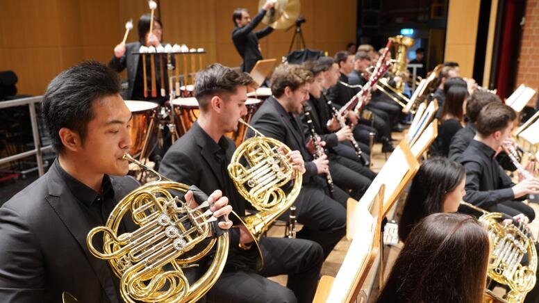 Studierende der Fachbereiche Blasinstrumente und Schlagzeug bei einer Probe