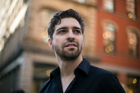 Philipp Teriete steht vor einem Häuserblock