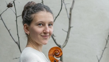 Lara Jakobi mit Cello im Arm