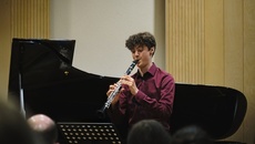 Joscha Kremsler spielt Klarinette in einem Konzertsaal