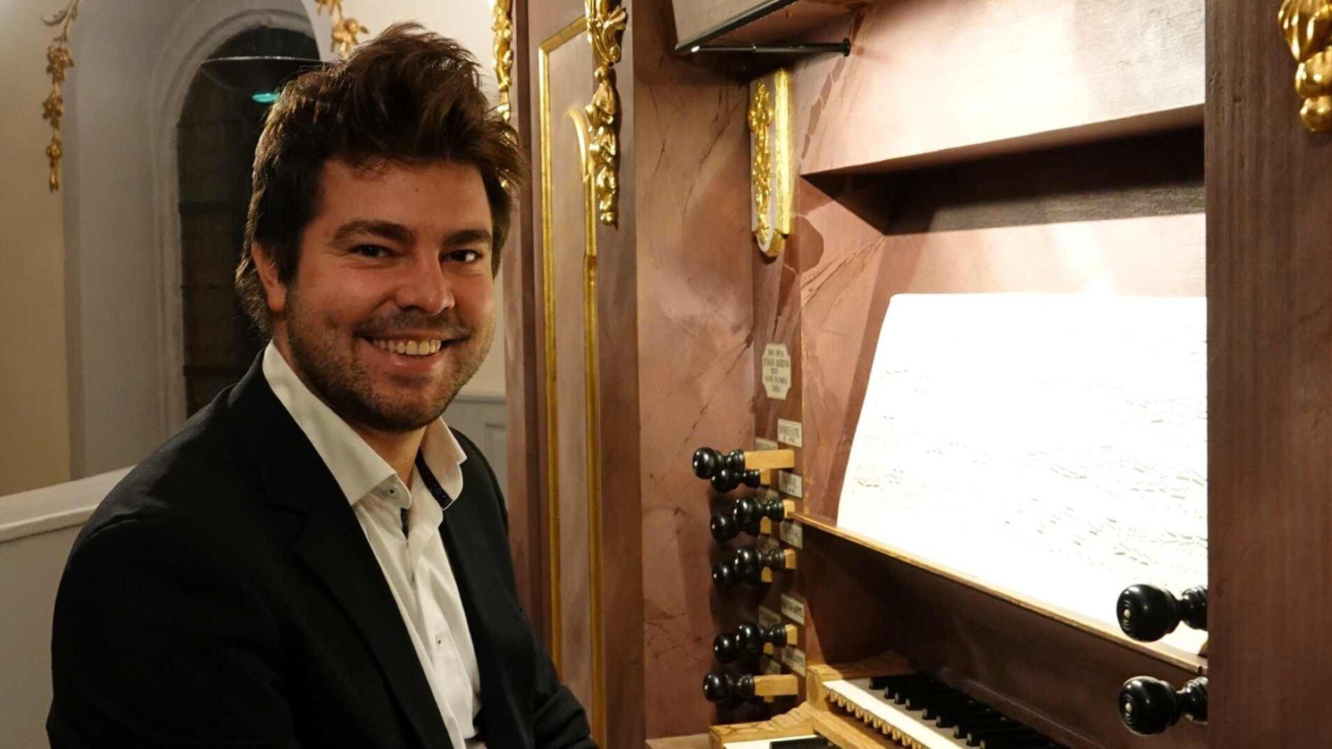 David Kiefer am Spieltisch einer Orgel