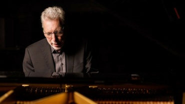 Helmut Lörscher am Klavier