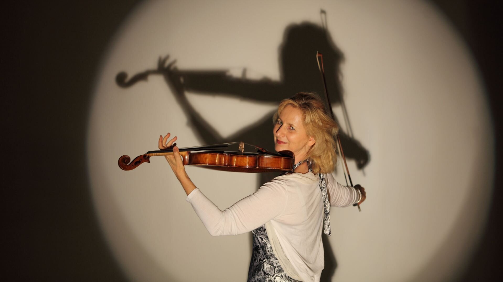 Diemut Poppen bei einem Auftritt auf der Bühne im Scheinwerferlicht