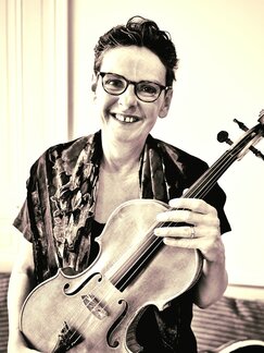 Schwarz-weiß-Aufnahme von Corinne Contardo mit Bratsche in der Hand