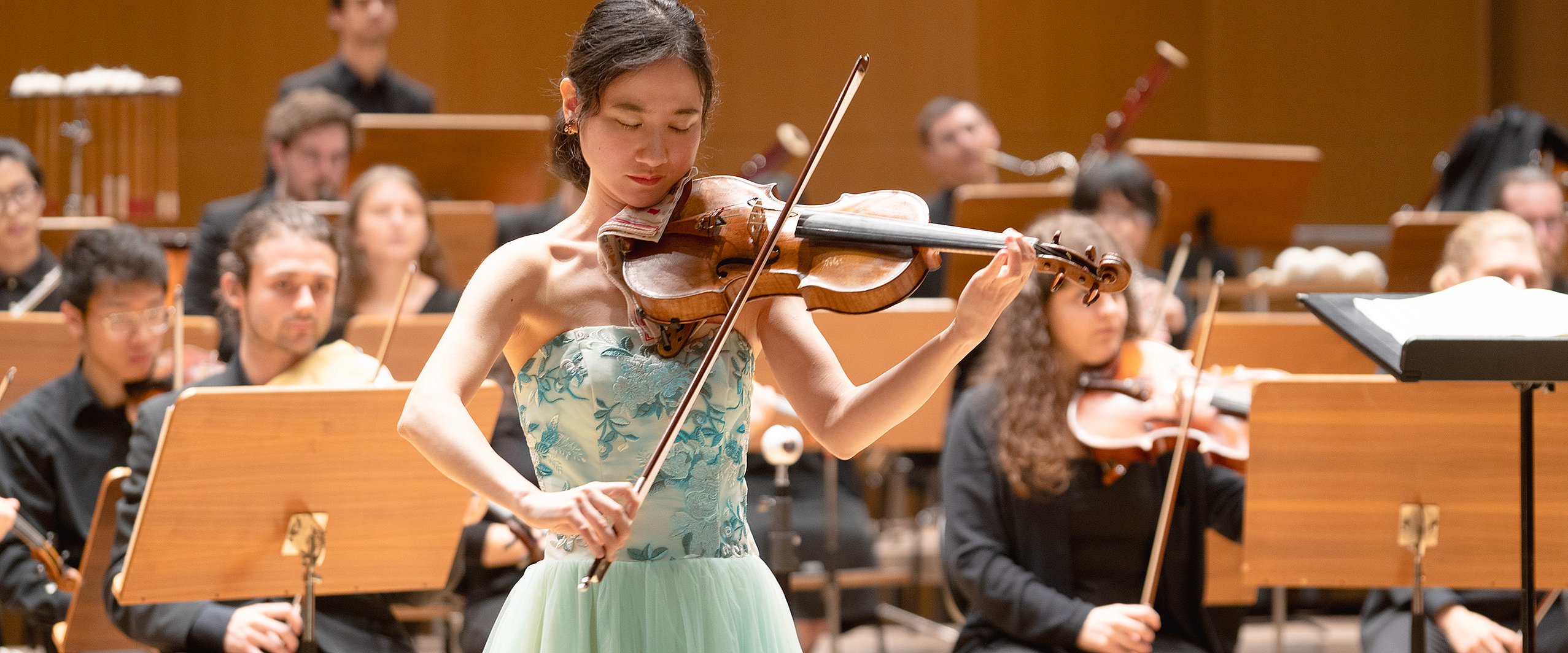 Eine Violinistin beim Spiel