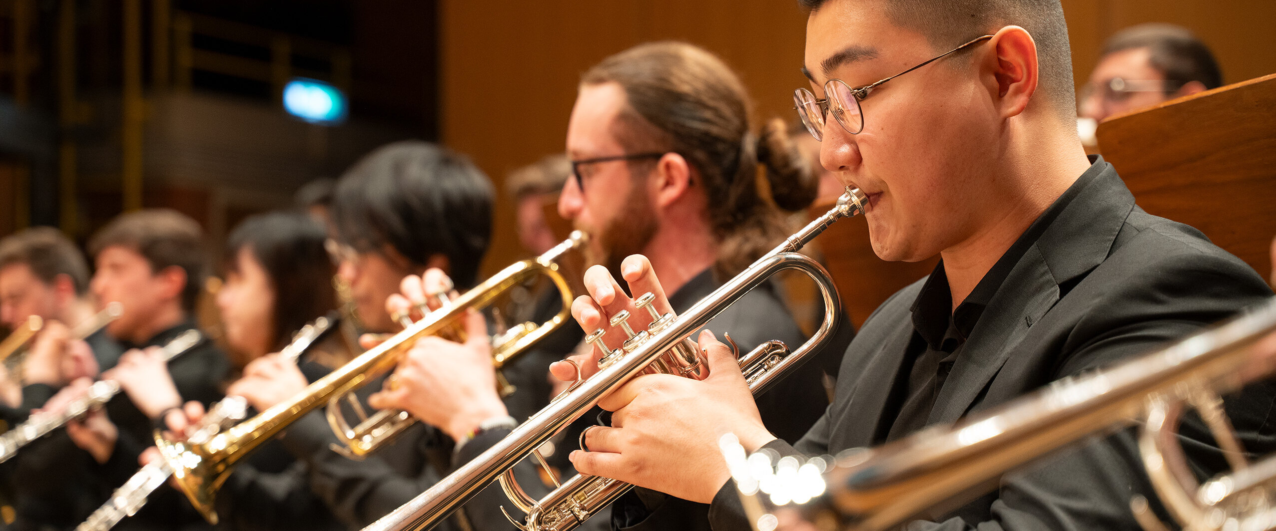 Trompeter spielen im Orchester