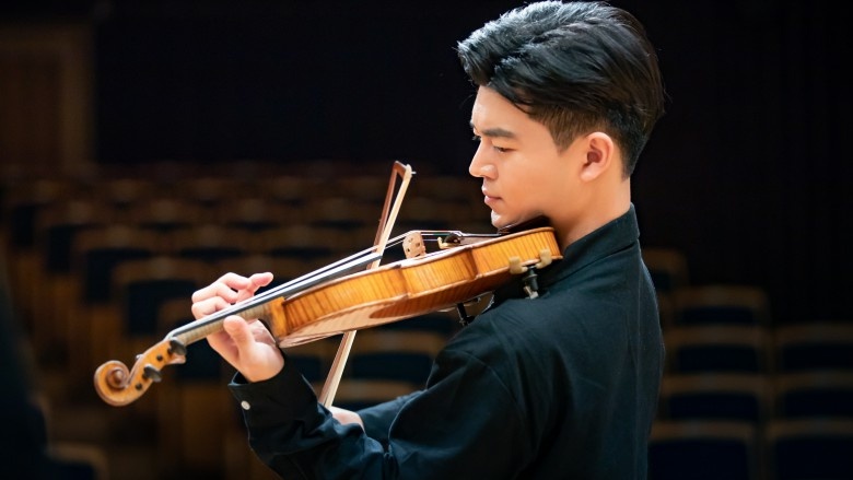 Jiho Kang spielt Violine