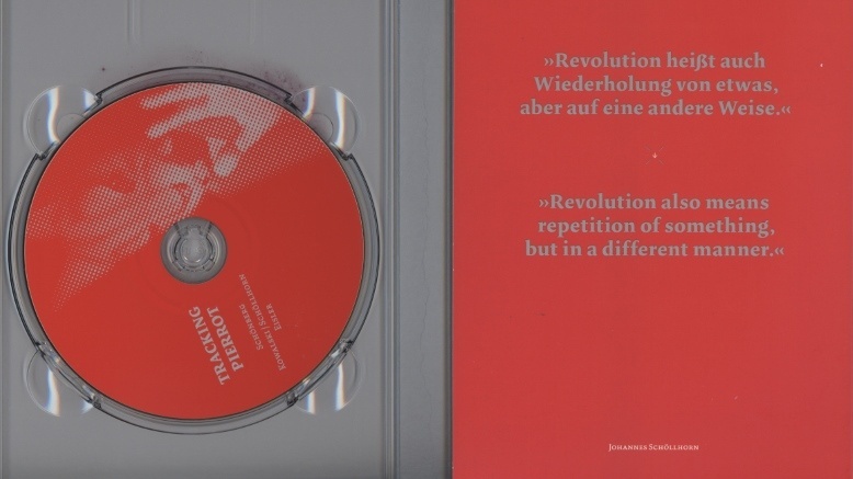 Orangefarbiges Cover einer neuen CD und dem Schriftzug »Revolution heißt auch Wiederholung von etwas, aber auf eine andere Weise«
