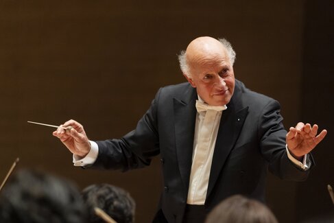 Wolfram Christ dirigiert während eines Konzerts