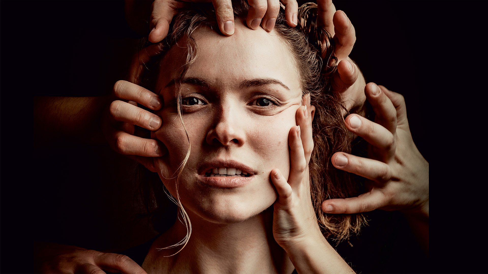 Das Gesicht von Mareike Zoro wird von Händen angefasst