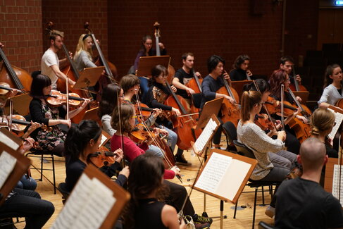 Das Hochschulorchester im Konzertsaal bei einer Probe