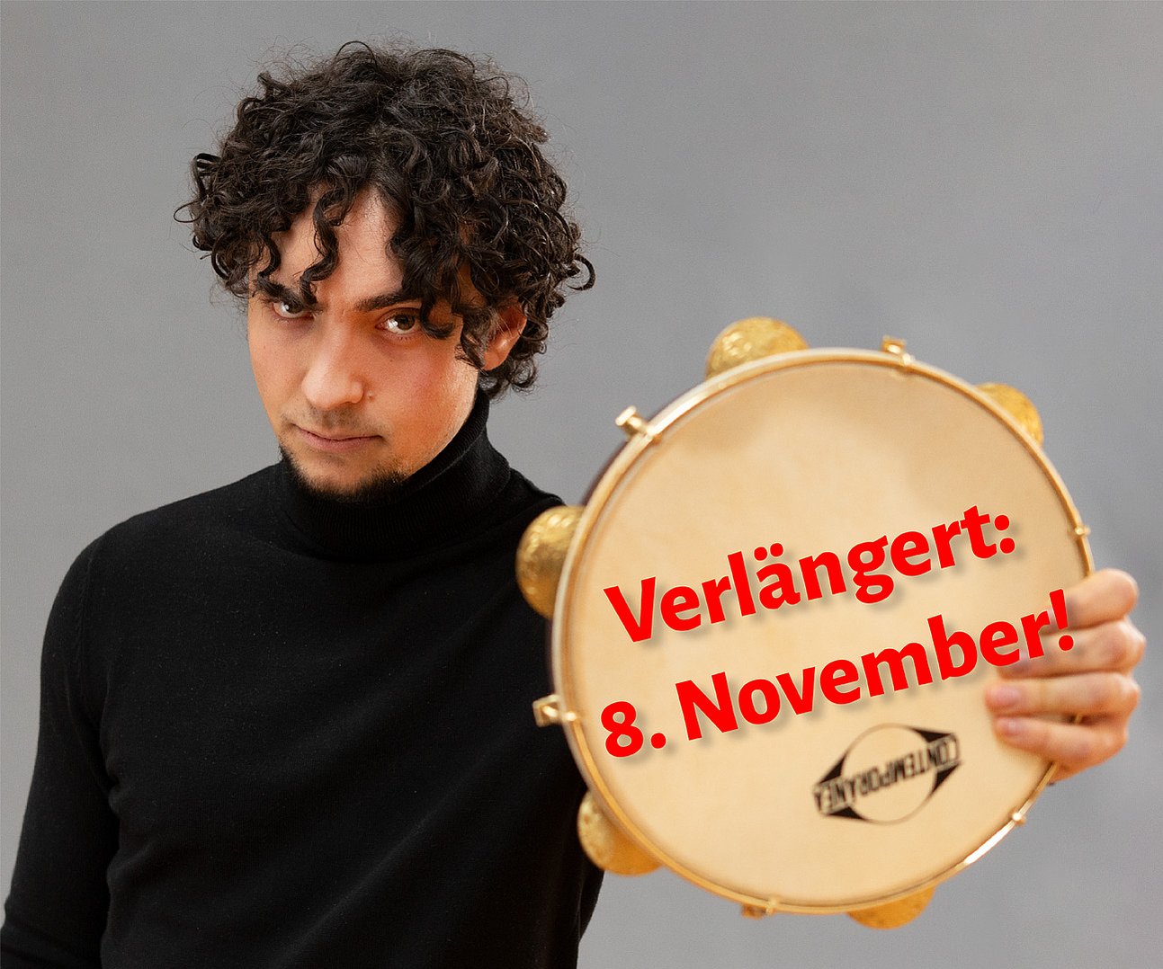 Ein Schlagzeuger hält ein Tambourin in die Kamera, darauf steht »1. November!«