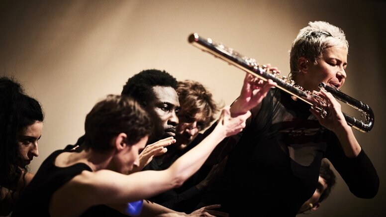 Musikerinnen und Musiker auf der Bühne