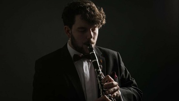 Matthias Weimbs spielt vor einem schwarzen Hintergrund Klarinette