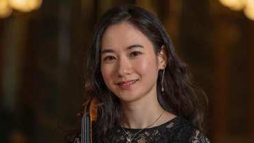 Mariko Nishikawa mit Geige in der Hand