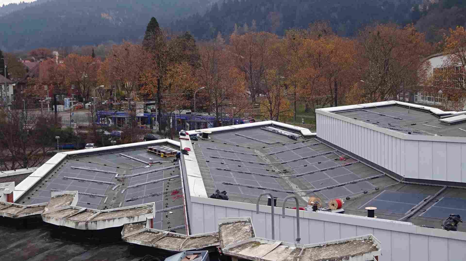 Ansicht des Hochschuldachs mit PV-Modulen