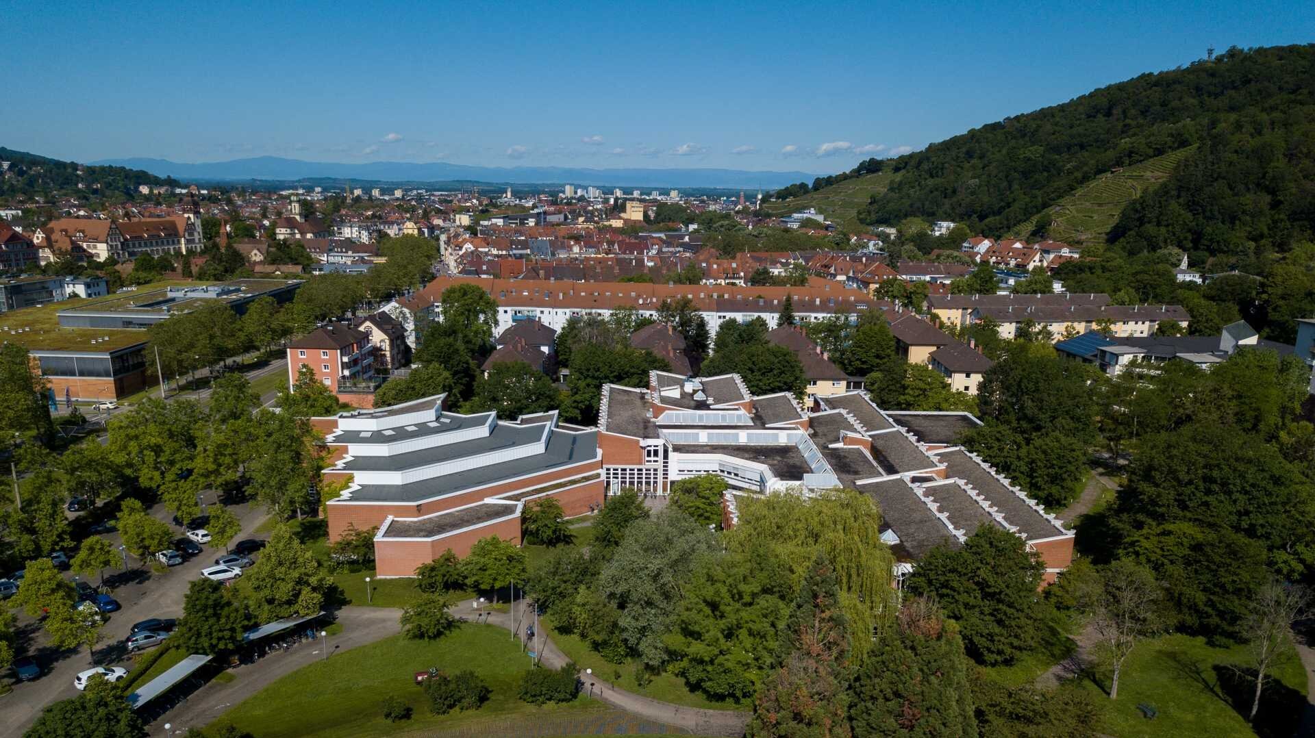 Die Hochschule für Musik von oben gesehen, im Hintergrund Freiburg