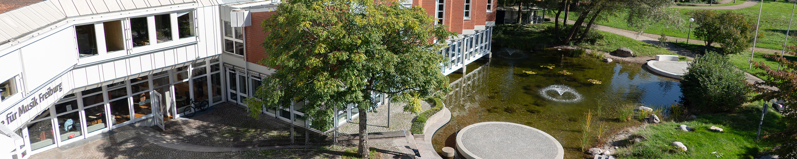 Der Vorplatz des Hauptgebäudes der Hochschule