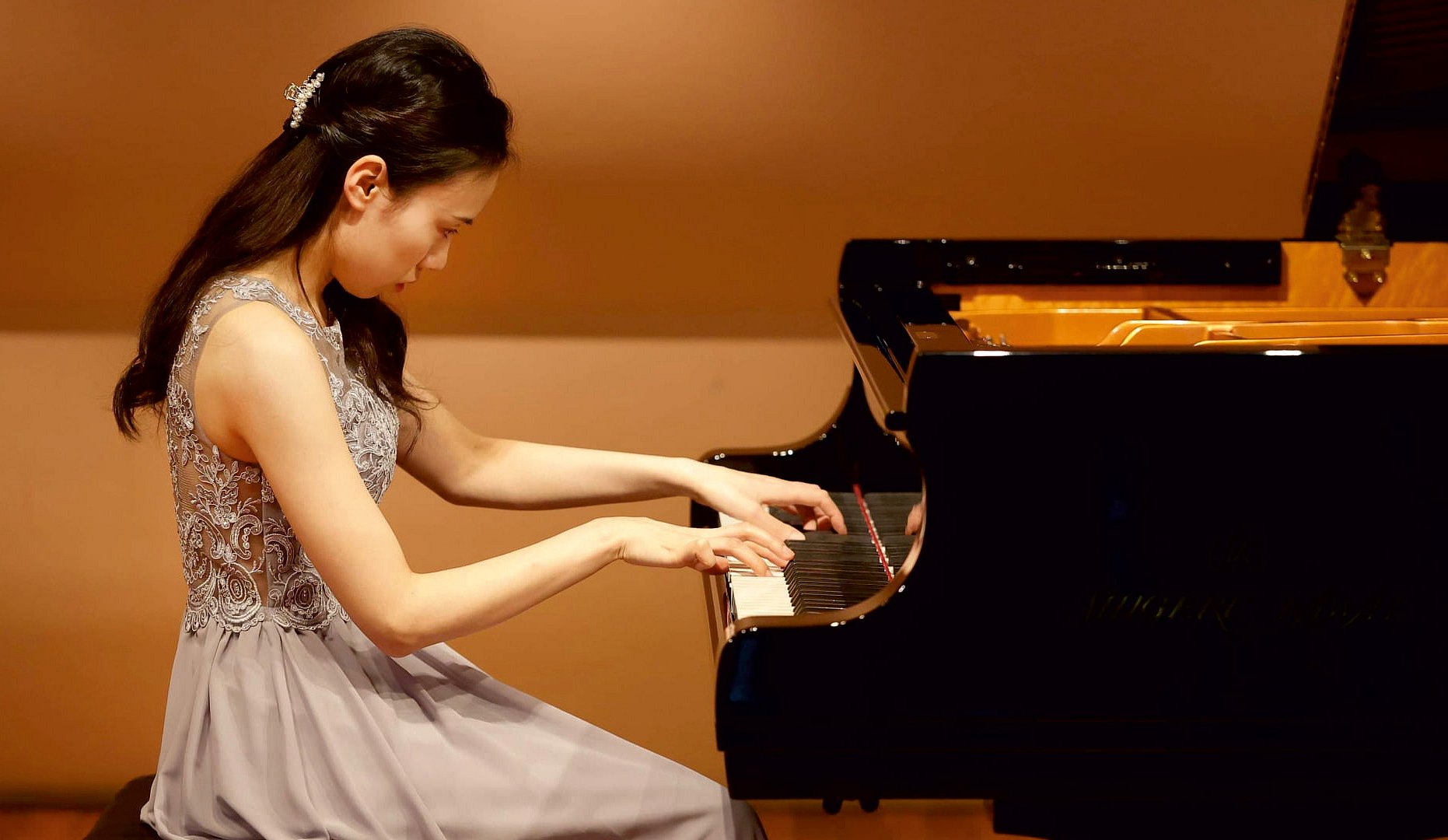 Rio spielend am Klavier