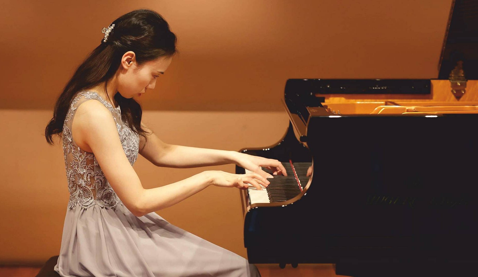 Rio spielend am Klavier